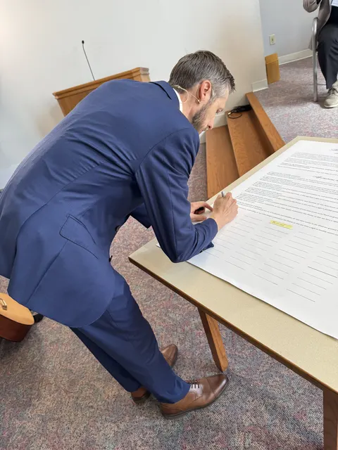An attendee signing the Sunnyvale Statement